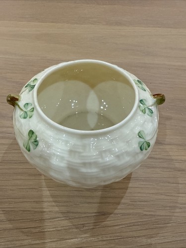 Belleek pottery sugar bowl - -,